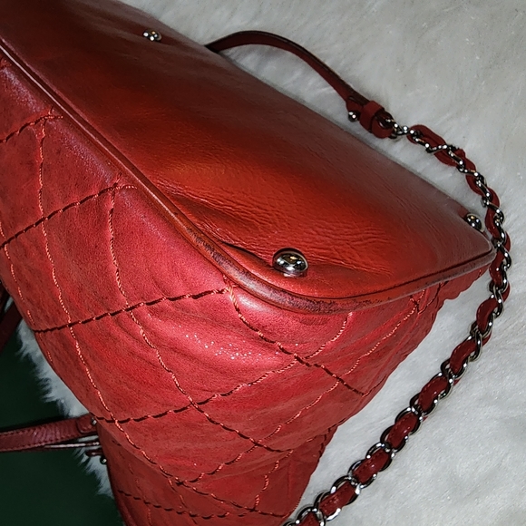 CHANEL QUILTED IREDESCENT RED CALFSKIN TOTE - Picture 6 of 17